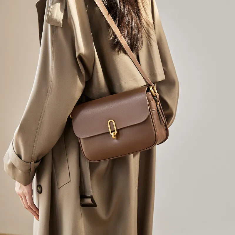 Ledertasche für Damen ⎜ Stilvolle Umhängetasche mit goldener Schnalle und verstellbarem Träger