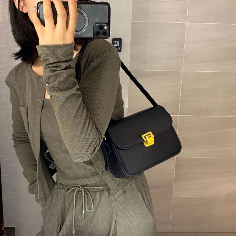 Elegante Umhängetasche für Damen ⎜ Schlichtes Design mit goldener Schnalle und verstellbarem Riemen