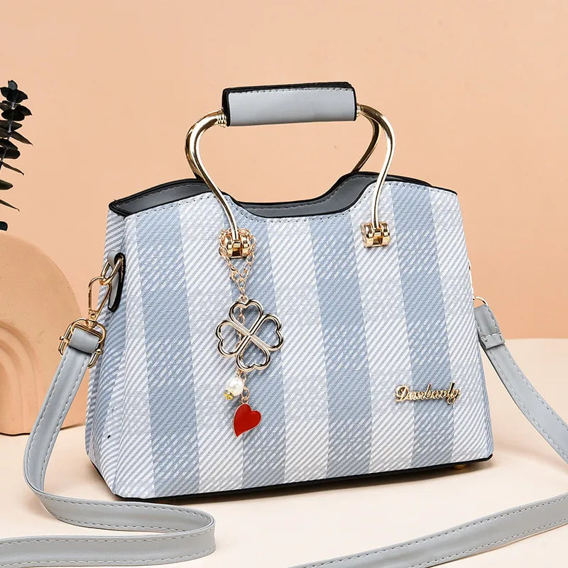 Karomuster Handtasche ⎜ Stilvolles Design mit Herzanhänger und viel Stauraum
