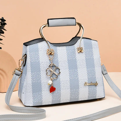 Karomuster Handtasche ⎜ Stilvolles Design mit Herzanhänger und viel Stauraum