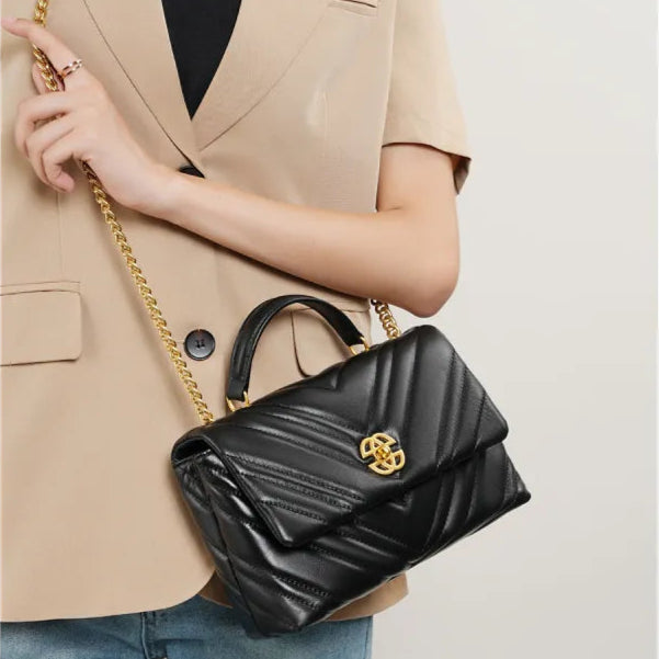 Schultertasche im Diamantstepp-Design ⎜ Elegantes Accessoire mit goldener Kette für stilvolle Auftritte