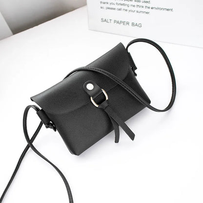 Mini Umhängetasche für Damen ⎜ Praktische Tasche mit dekorativem Anhänger und verstellbarem Riemen