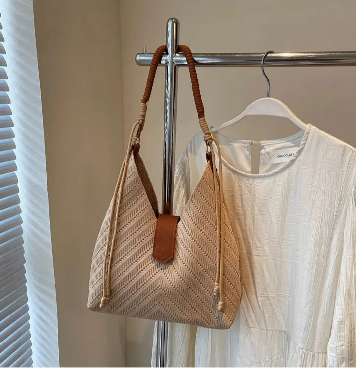 Große Umhängetasche für Damen ⎜ Modische Schultertasche mit praktischer Größe und einzigartigem Design