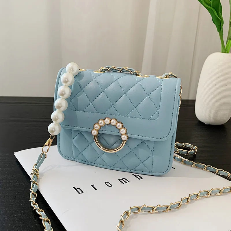 Kleine Schultertasche mit Kette ⎜ Perlenverschluss und stilvollem Kettenriemen