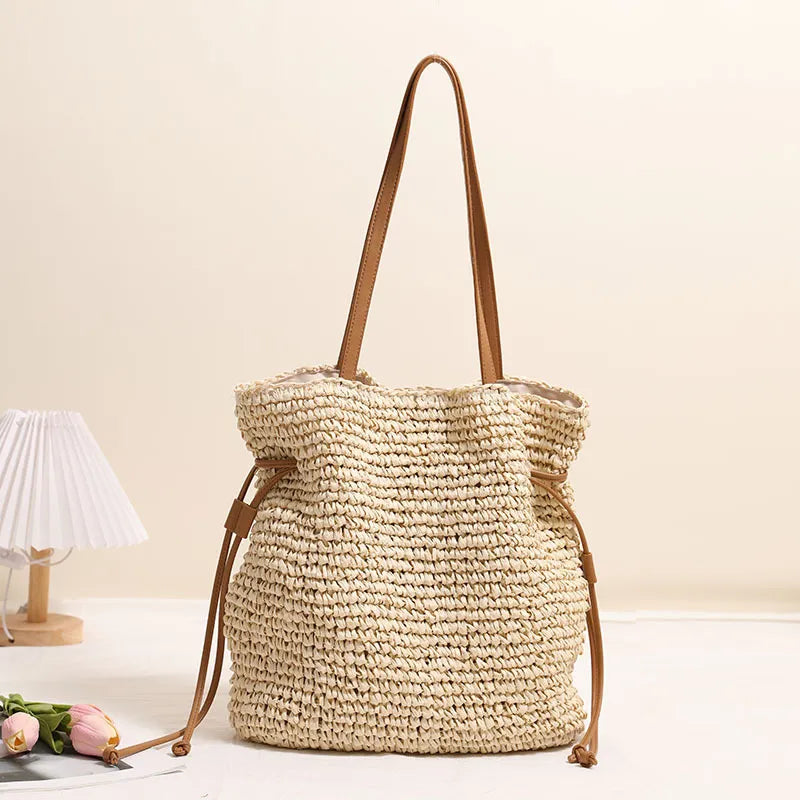Große Kapazität Strohtasche ⎜ Modische Umhängetasche mit Kordelzug und robusten Trageriemen