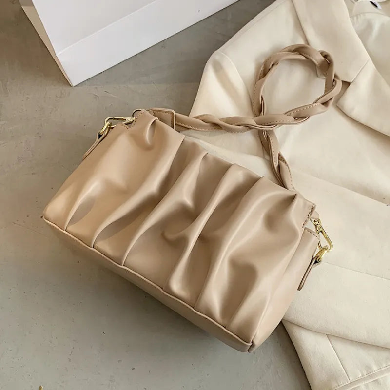 Modische Umhängetasche für Damen ⎜ Kleine Tasche mit geflochtenem Griff und stilvollem Falten-Design