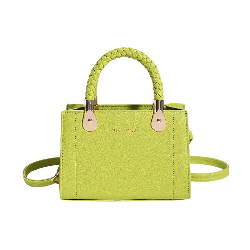 Trendy Handtasche für Damen ⎜ Kompakte Umhängetasche mit geflochtenem Griff und modernem Design