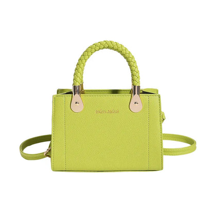 Trendy Handtasche für Damen ⎜ Kompakte Umhängetasche mit geflochtenem Griff und modernem Design