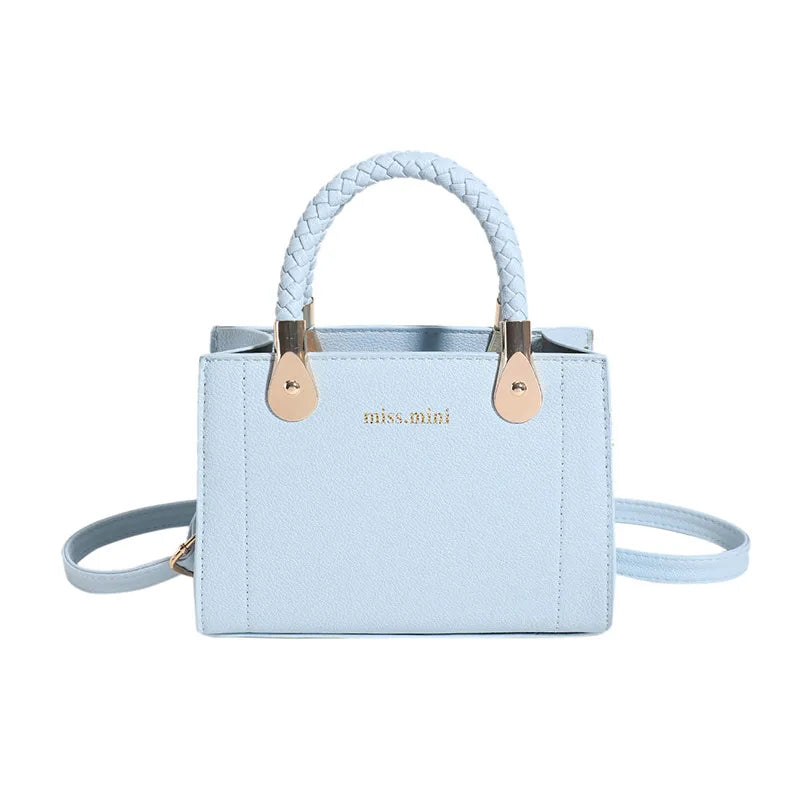 Trendy Handtasche für Damen ⎜ Kompakte Umhängetasche mit geflochtenem Griff und modernem Design