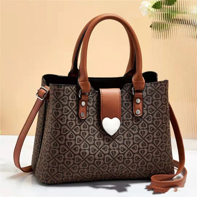 Handtasche mit Herzverschluss ⎜ Stilvolles Design mit viel Stauraum für den Alltag
