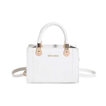Trendy Handtasche für Damen ⎜ Kompakte Umhängetasche mit geflochtenem Griff und modernem Design