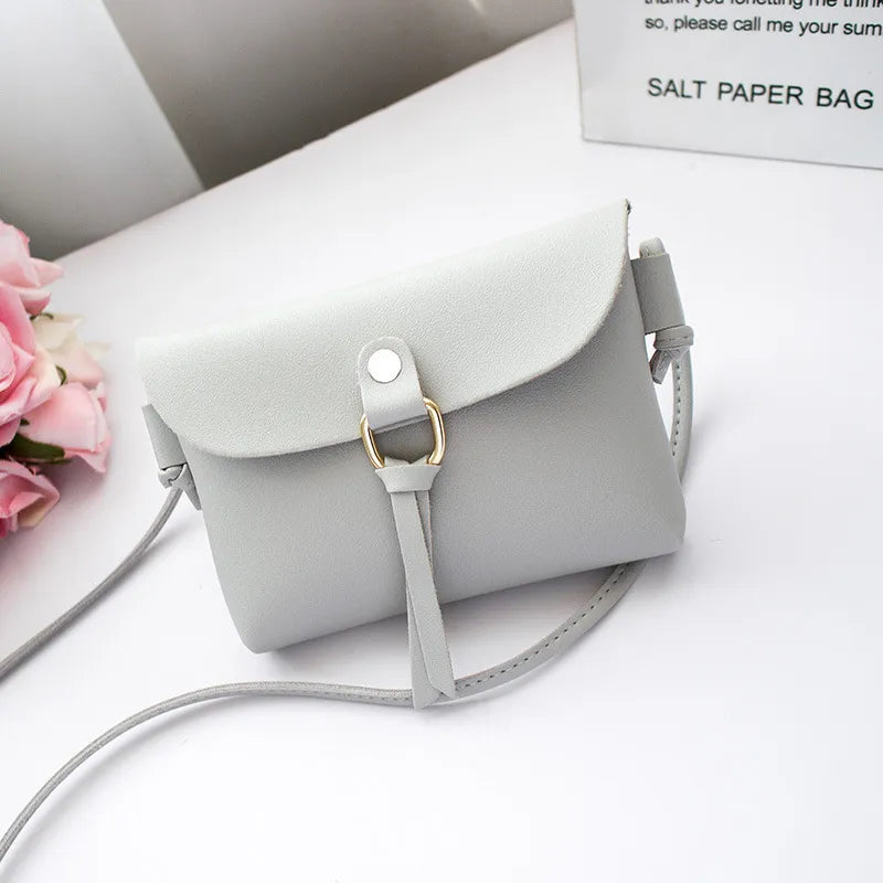 Mini Umhängetasche für Damen ⎜ Praktische Tasche mit dekorativem Anhänger und verstellbarem Riemen