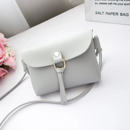 Mini Umhängetasche für Damen ⎜ Praktische Tasche mit dekorativem Anhänger und verstellbarem Riemen