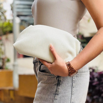 Kleine Umhängetasche für Damen ⎜ Modische Tasche mit Falten-Design und breitem Kettenriemen