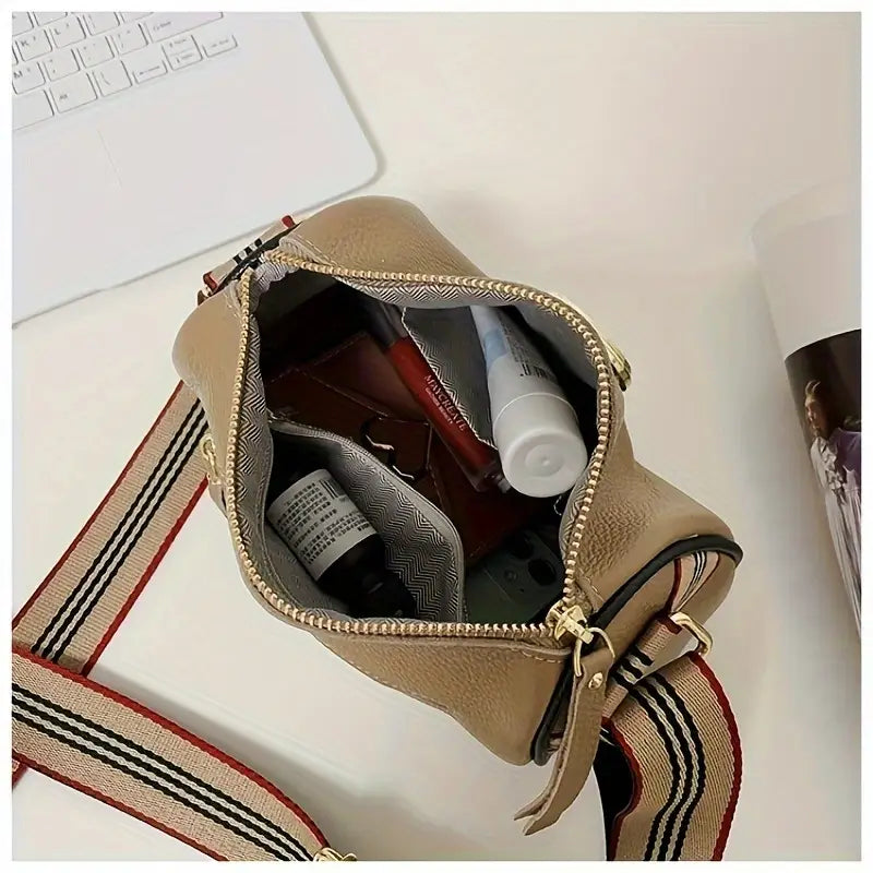 Schultertasche für Damen ⎜ Modische Umhängetasche mit breitem Trageriemen und eleganter Verzierung