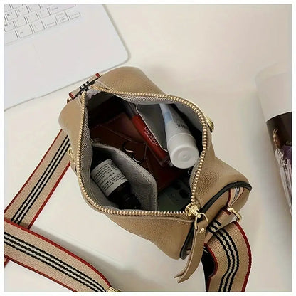 Schultertasche für Damen ⎜ Modische Umhängetasche mit breitem Trageriemen und eleganter Verzierung