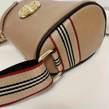 Schultertasche für Damen ⎜ Modische Umhängetasche mit breitem Trageriemen und eleganter Verzierung
