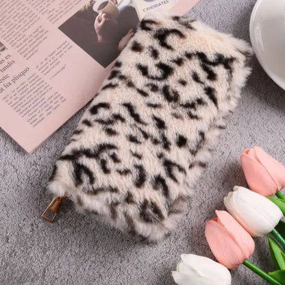 Damen Geldbörse mit Reißverschluss ⎜ Flauschige Leopardenoptik mit Karten- und Münzfach