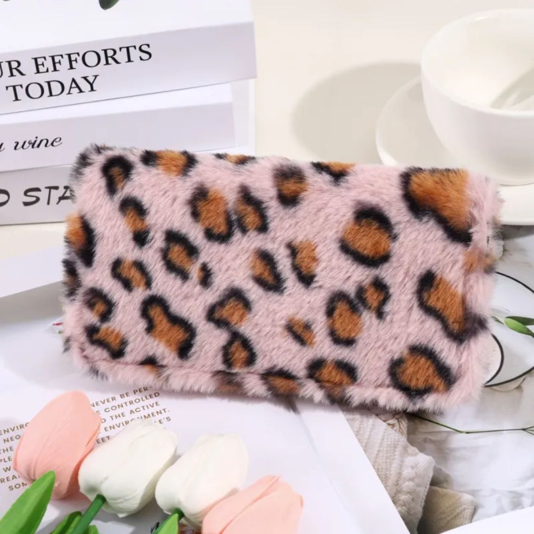 Damen Geldbörse mit Reißverschluss ⎜ Flauschige Leopardenoptik mit Karten- und Münzfach