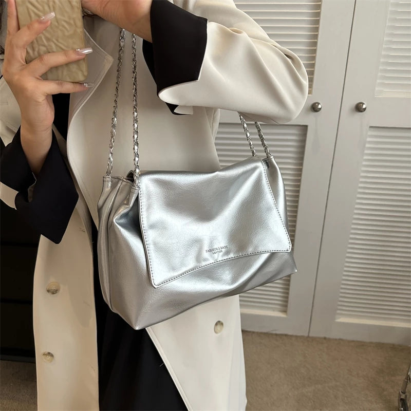 Retro Handtasche für Damen ⎜ Geräumiges Design mit Kettenhenkel und niedlichem Anhänger