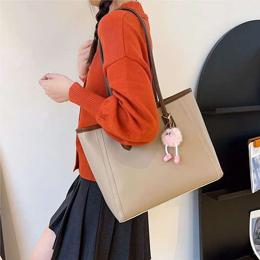 Große Handtasche für Damen ⎜ Praktisches Design mit niedlichem Anhänger und geräumigem Innenraum