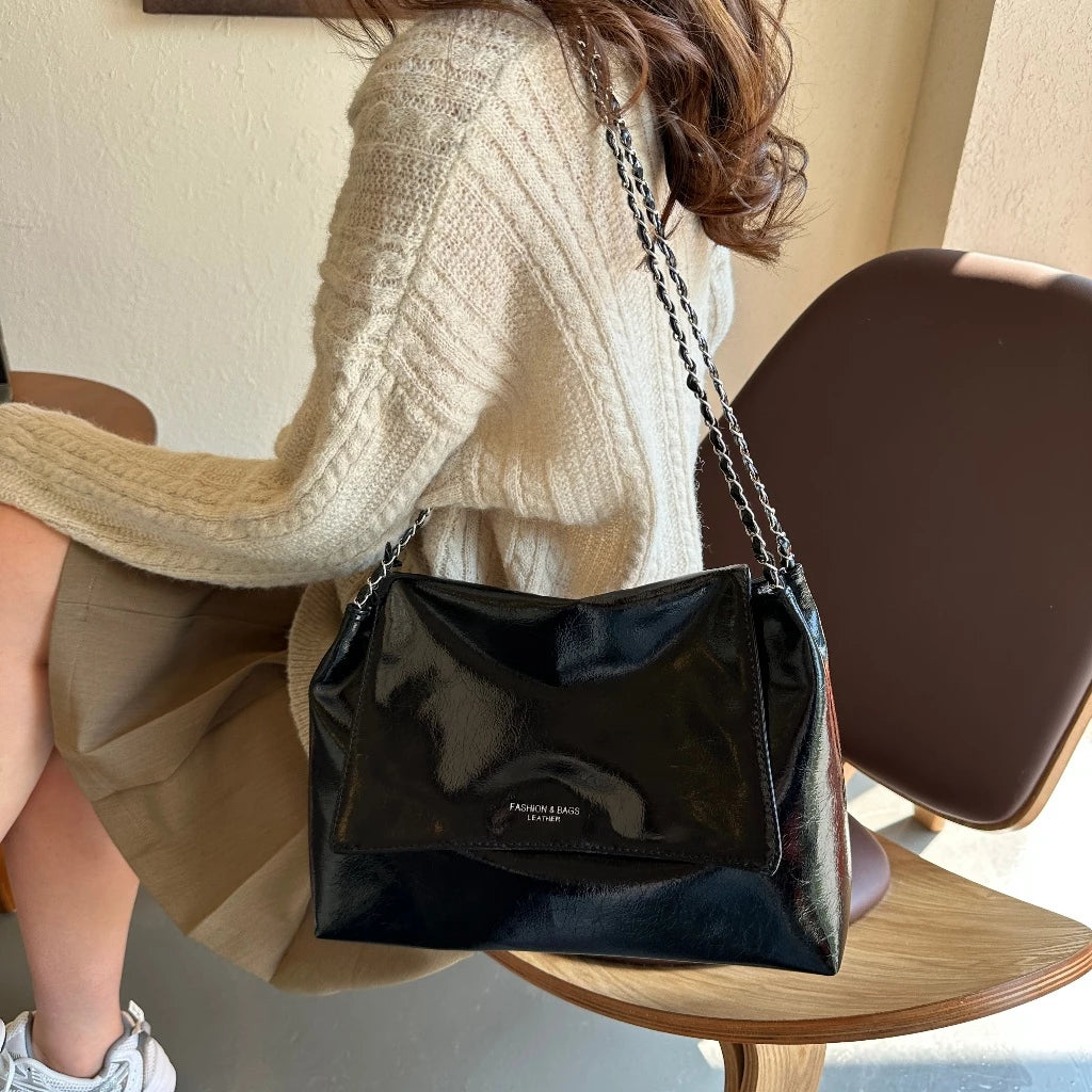 Retro Handtasche für Damen ⎜ Geräumiges Design mit Kettenhenkel und niedlichem Anhänger
