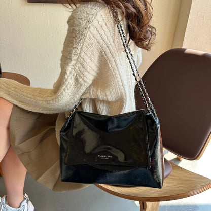 Retro Handtasche für Damen ⎜ Geräumiges Design mit Kettenhenkel und niedlichem Anhänger