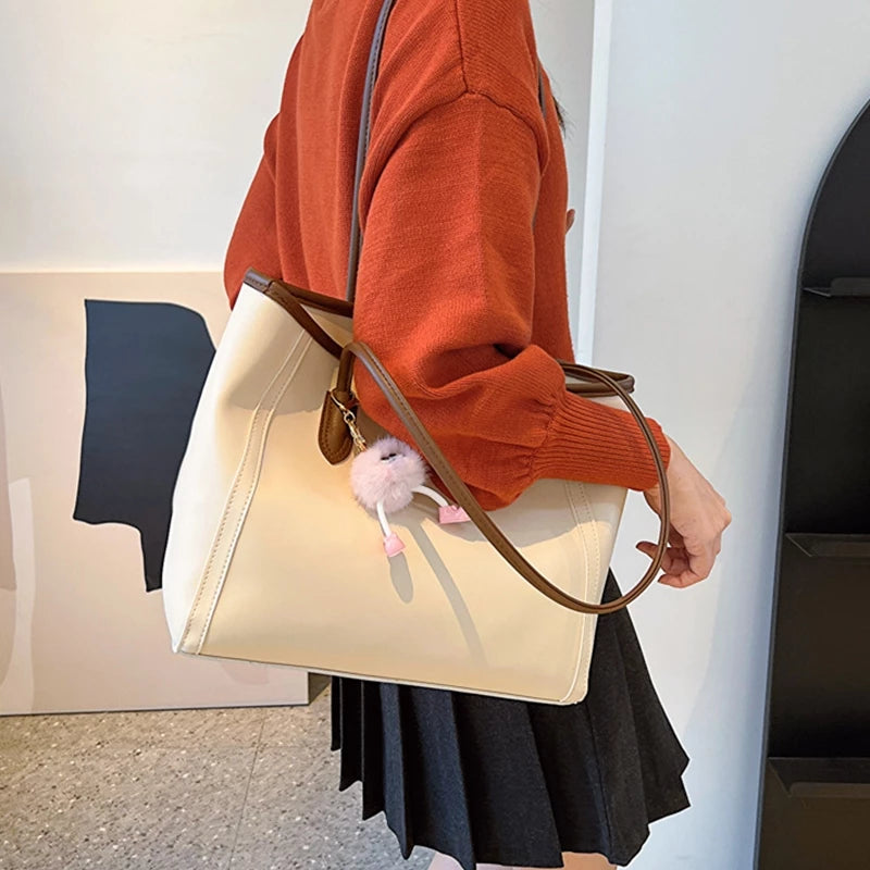 Große Handtasche für Damen ⎜ Praktisches Design mit niedlichem Anhänger und geräumigem Innenraum