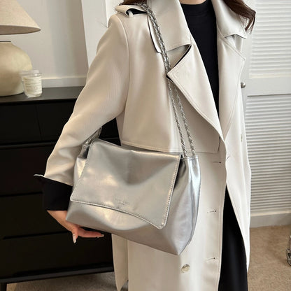 Retro Handtasche für Damen ⎜ Geräumiges Design mit Kettenhenkel und niedlichem Anhänger