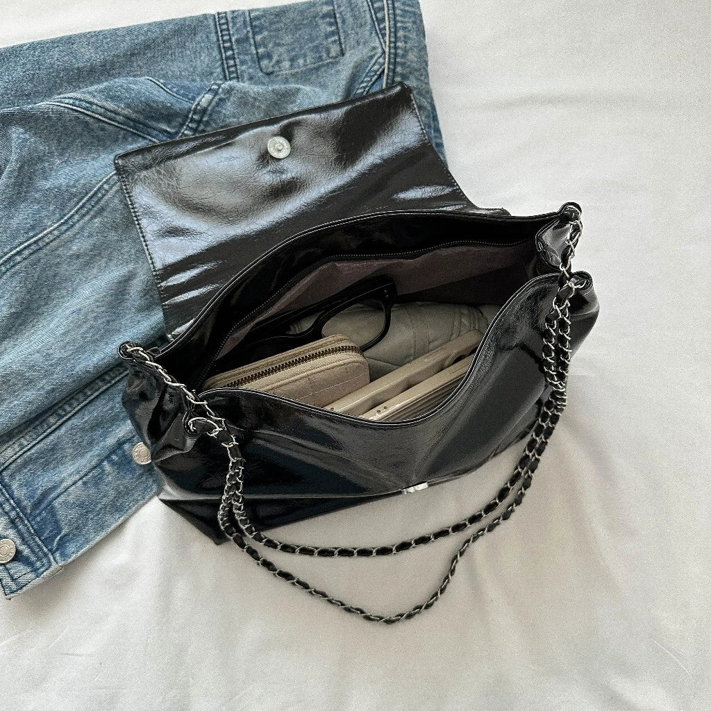 Retro Handtasche für Damen ⎜ Geräumiges Design mit Kettenhenkel und niedlichem Anhänger