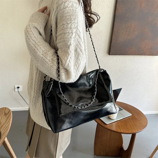 Retro Handtasche für Damen ⎜ Geräumiges Design mit Kettenhenkel und niedlichem Anhänger