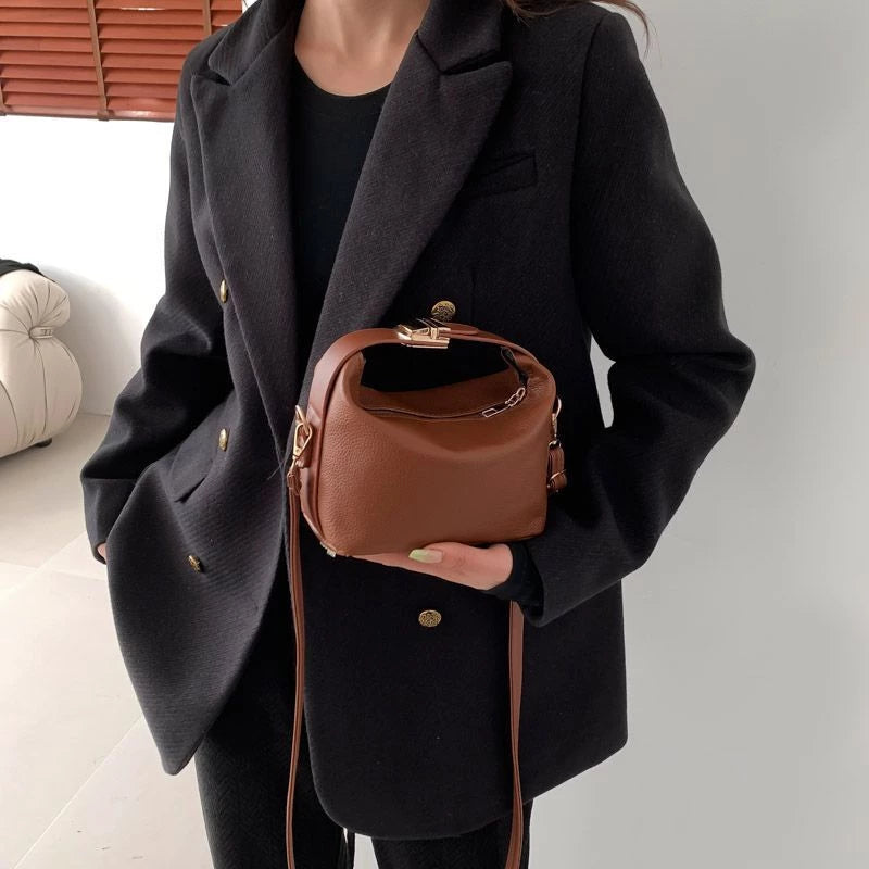 Kleine Handtasche für Damen ⎜ Elegante Umhängetasche aus Leder mit verstellbarem Trageriemen
