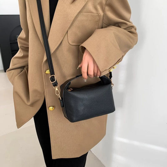 Kleine Handtasche für Damen ⎜ Elegante Umhängetasche aus Leder mit verstellbarem Trageriemen